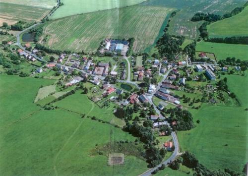 Letecký snímek obce z&nbsp;roku 2012